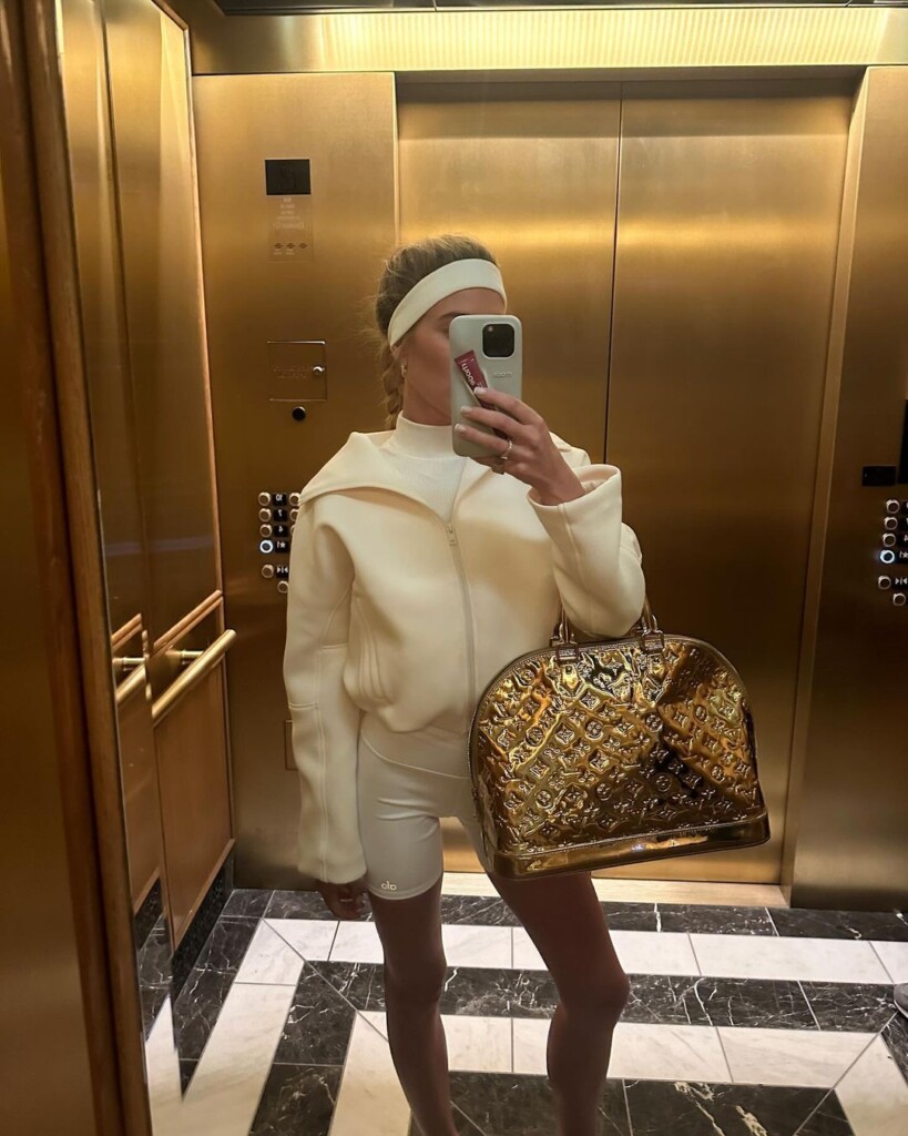 How to be that cool girl? Emili sindlev wearing sporty white look with gold LV bag