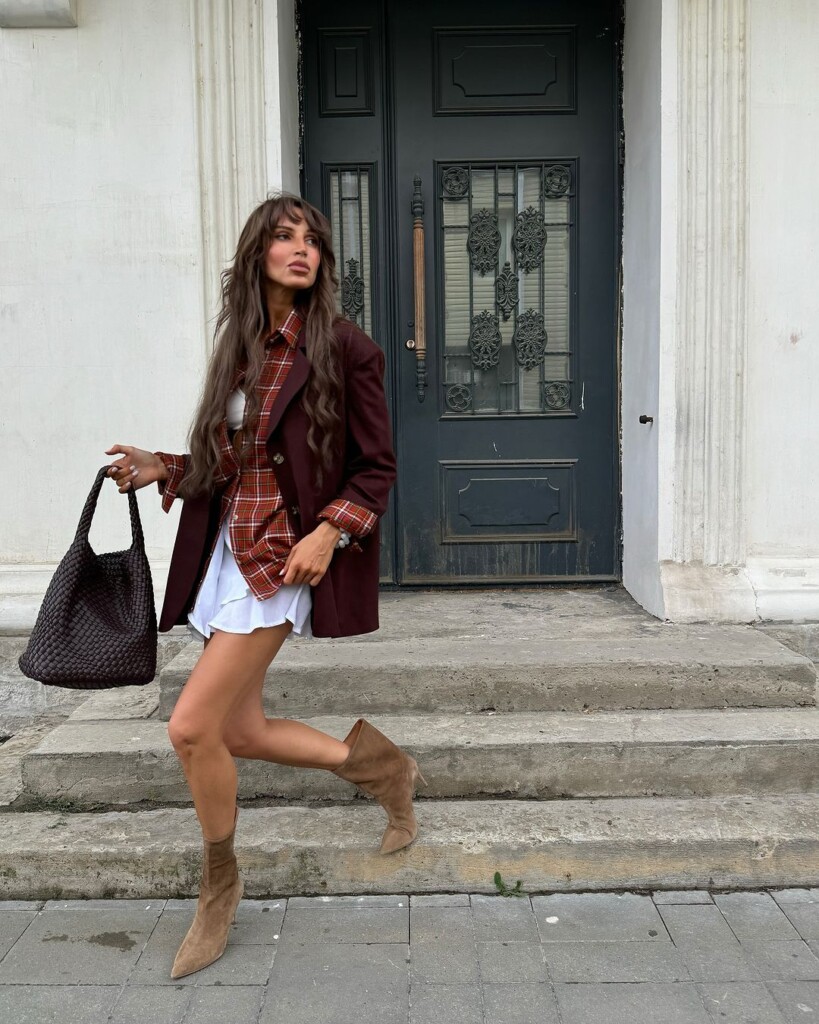 5 WEARABLE AUTUMN TRENDS 2024 - outfit burgundy blazer and slouchy boots