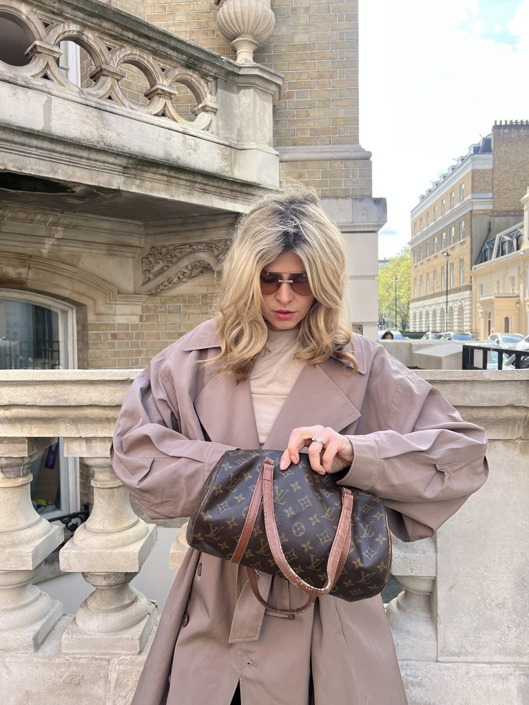 Eva McMahon wearing a Frankie Shop trench coat with a vintage Louis Vuitton bag, chic autumn outfit idea for women over 40